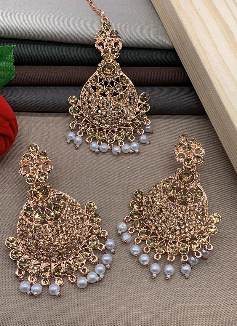 Gold earrings with deals maang tikka